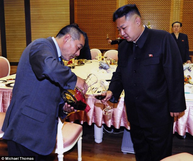 Kenji Fujimoto rót rượu cho Kim Jong Un trong cuộc gặp vào năm 2012.