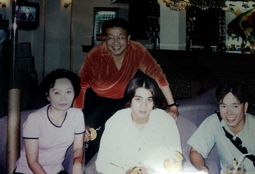 Lâm Chi Khanh bên gia đình.