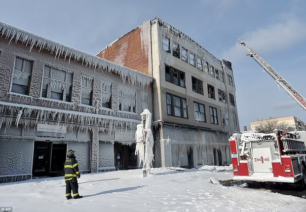  	Một tòa nhà ở bang Massachusetts bị cháy trong đợt giá lạnh kỷ lục. Ngay sau khi ngọn lửa được dập tắt, hiện trường lập tức phủ đầy băng tuyết