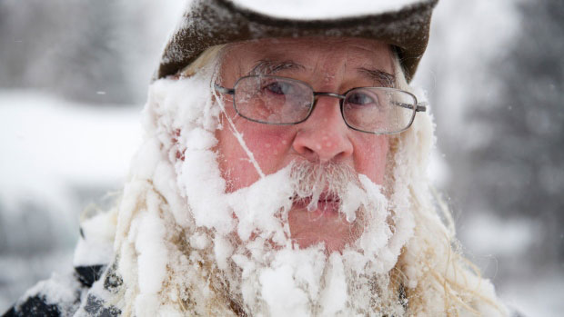  	Người đàn ông với khuôn mặt phủ đầy băng tuyết, trông như một bức tượng