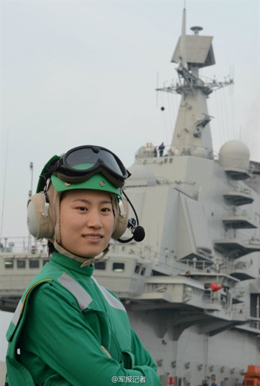 Với trang phục màu xanh lá cây của mình, nữ nhân viên này được giao nhiệm vụ bảo trì đường băng, bảo trì máy bay.