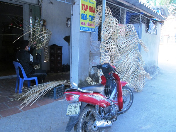 
	Do khách đặt hàng năm nay không nhiều nên những người dân làng nghề chỉ dùng xe máy để chở hàng thay vì ô tô tải như mọi năm.