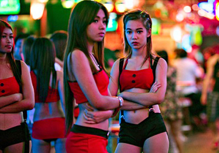 Gái mại dâm Việt chờ khách tại khu đèn đỏ ở Bangkok.