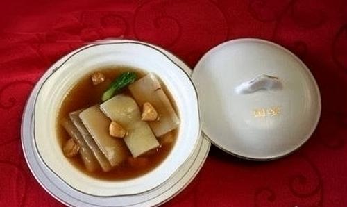 Thịt rùa mai mềm hầm tỏi được cho là món ăn rất quý trên bàn tiệc dành cho các nguyên thủ quốc gia.
