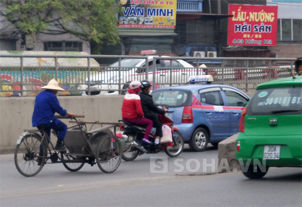 Một cụ già vẫn đang lao động trên phố Trần Khánh Dư, quận Hoàn Kiếm, Hà Nội. (hình ảnh phóng viên chụp vào chiều ngày 27/1)