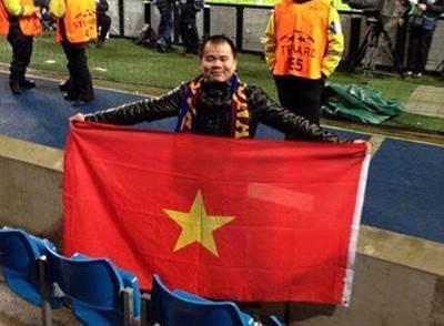 Tại trận đấu lượt đi trong khuôn khổ vòng knock-out Champions League giữa Manchester City và Barcelona trên sân Etihad vừa qua, trên khán đâì đã xuất hiện Quốc kỳ của Việt Nam. Được biết một nhóm du học sinh Việt Nam tại Anh, đã mang cờ tổ quốc tới sân cổ vũ cho Barca, đội bóng mà họ yêu mến.