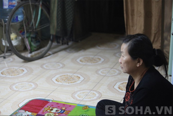 Bà Yến đang chia sẻ với phóng viên trong tâm trạng buồn rầu vì Tết không có Khánh ở nhà.