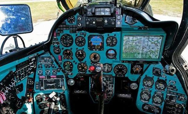 Buồng lái phía trước của trực thăng tấn công Mi-24 của Nga chi chít những đồng hồ hiển thị đặc trưng của công nghệ analog.