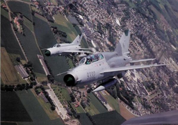 Ngay  khi vào trận không chiến với các tiêm kích Mỹ, MiG-21 đã bộc lộ khá nhiều hạn chế song đã được Việt Nam khắc phục qua từng trận đánh.