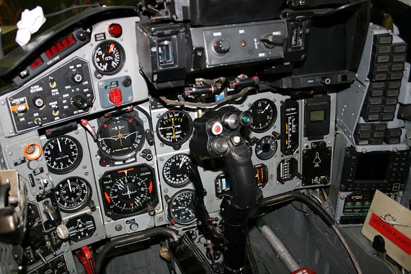 Buồng lái của tiêm kích MiG-29 dày đặc các loại đồng hồ hiển thị đặc trưng của công nghệ analog.