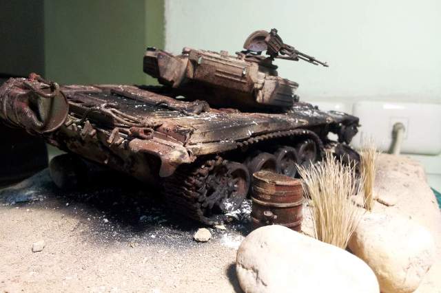 Sa bàn thu nhỏ cảnh xe tăng T72 bị bắn nát