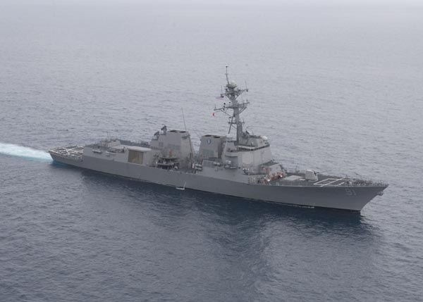 Hải quân Mỹ cũng đã điều động tàu khu trục mang tên lửa điều khiển lớp Arleigh Burke USS Pinckney tham gia công tác tìm kiếm. Chiếc tàu chiến này được trang bị hệ thống định vị thủy âm rất tinh vi cho phép phát hiện các vật thể khả nghi trong lòng biển tại khu vực nghi ngờ máy bay Malaysia bị rơi.
