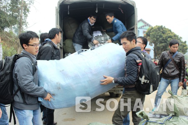 Do từ đường chính vào Nậm Mười khó khăn ô tô không thể vào, đoàn từ thiện bốc dỡ hàng từ xe tải xuống.