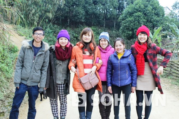 Cô sinh viên ĐH Khoa học Xã hội và Nhân văn (thứ 2 từ trái sang) thấy yêu quý vùng đất Nậm Mười.
