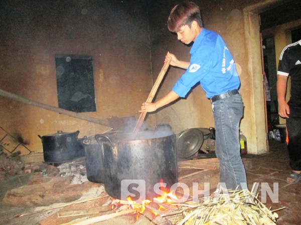 Là những người trực tiếp nấu những nồi cháo nóng phát vào sáng sớm, những sinh viên tình nguyện Hội Sinh viên Bắc Giang chính là những “đầu bếp tài năng” bộc bạch, tổ nấu cháo chuẩn bị toàn bộ công đoạn nấu cháo và được chuẩn bị từ tối hôm trước, mờ sáng.