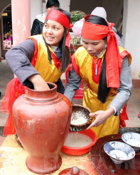 Đội chơi múc nước trong hũ ra để nấu cơm