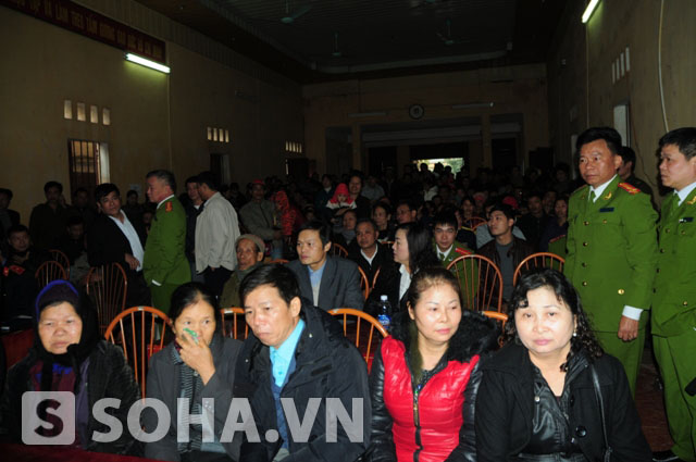 Những người thân trong gia đình ông Chấn cùng rất đông người dân đã tham gia buổi làm việc nghe quyết định đình chỉ vụ án đối với ông Nguyễn Thanh Chấn.
