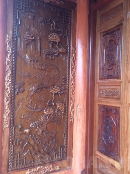 Từng đường nét hoa văn chạm trổ của ngôi nhà cổ được thể hiện theo đúng nét văn háo của làng quê Việt Nam: cây đa, giếng nước, sân đình...