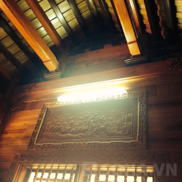 Đồng quê thanh bình cũng được thể hiện ở những bức tranh trên các cánh cửa lớn, hay dưới các thanh xà gỗ của mái nhà.