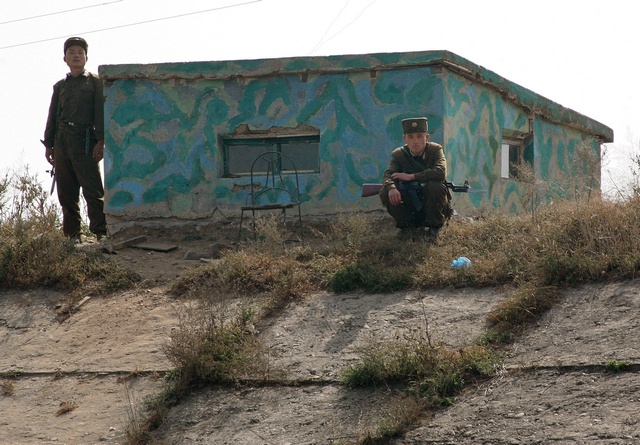  	Hai lính gác ở bên ngoài bốt canh gác của mình ở khu vực sông Yalu, sát thị trấn biên giới Sinuiju.
