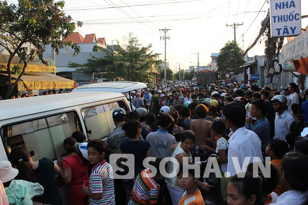 Hàng trăm người dân hiếu kỳ theo dõi khiến giao thông qua khu vực gặp nhiều khó khăn