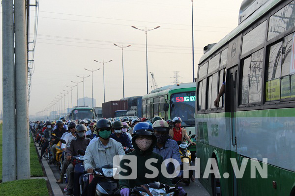 Vụ tai nạn làm giao thông qua khu vực ùn tắc kéo dài