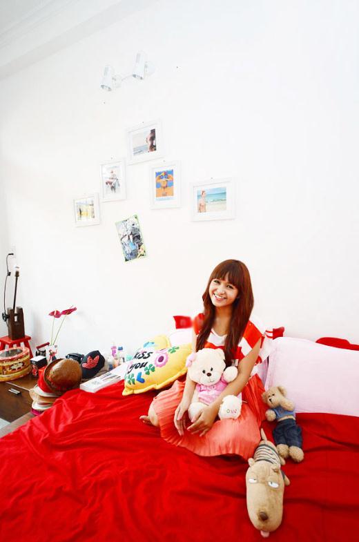 Hot girl Thiên Trang với căn phòng màu đỏ ấm áp.