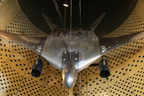 Một mô hình máy bay được cho là PAK-DA thử nghiệm trong đường hầm gió.