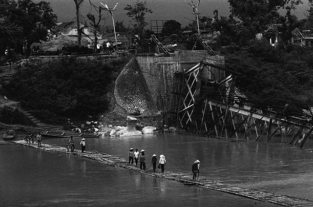 Cầu tạm của người dân bắc qua một con sông ở Lạng Sơn.