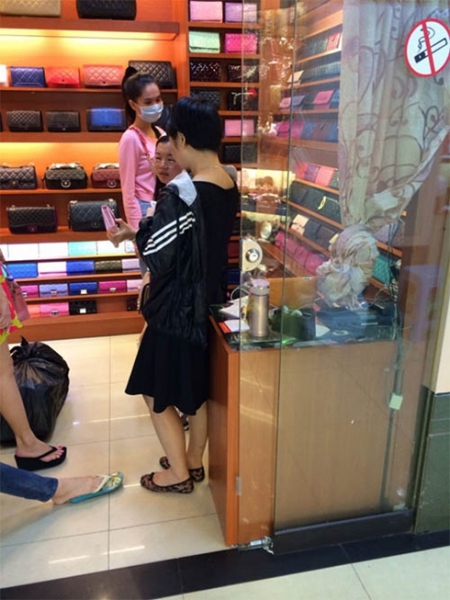 Ngọc Trinh bị bắt gặp trong một cửa hàng đồ bán đồ nhái tại Quảng Châu.