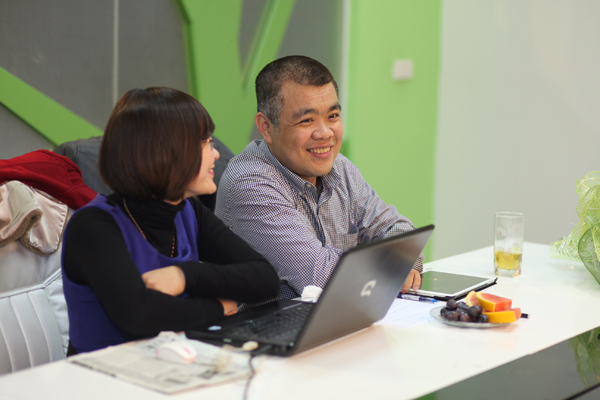 Ông Nguyễn Lâm Thanh vui vẻ trò chuyện với độc giả báo điện tử Trí Thức Trẻ.