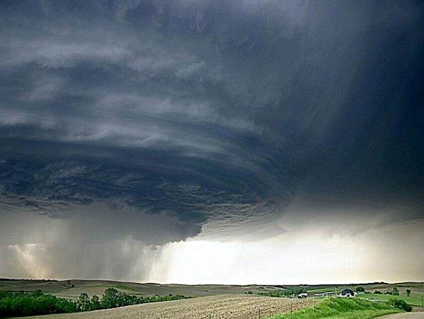 Việc kiểm soát thời tiết từ đó tạo ra những trận siêu bão, siêu lốc xoáy biến nó thành một siêu vũ khí mang nhiều thuyết âm mưu hơn là tính thực tế.
