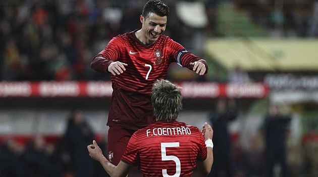 Ronaldo ăn mừng bàn thắng với Coentrao