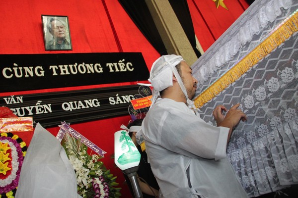 Đạo diễn Nguyễn Quang Dũng lưu luyến bên di hài cha.