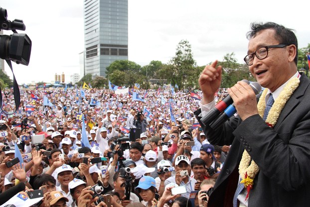  	Sam Rainsy trong một cuộc gặp gỡ với những người ủng hộ tại thủ đô Phnom Penh.