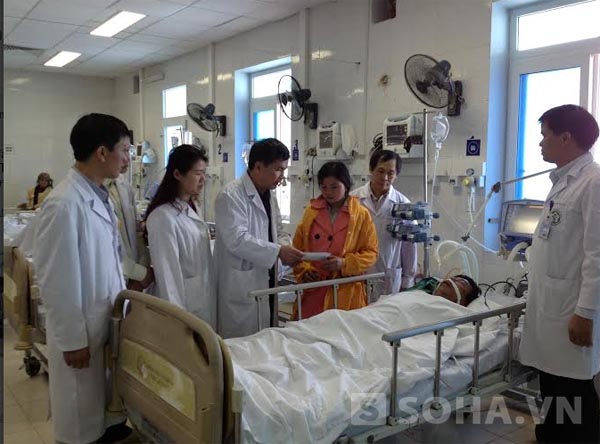 Hình ảnh các bác sĩ chăm sóc, thăm hỏi cho các gia đình nạn nhân trong vụ sập cầu treo Chu Va 6.