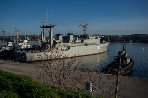 Tàu Slavutych tại cảng Sevastopol hôm 3/3. Ảnh: AP