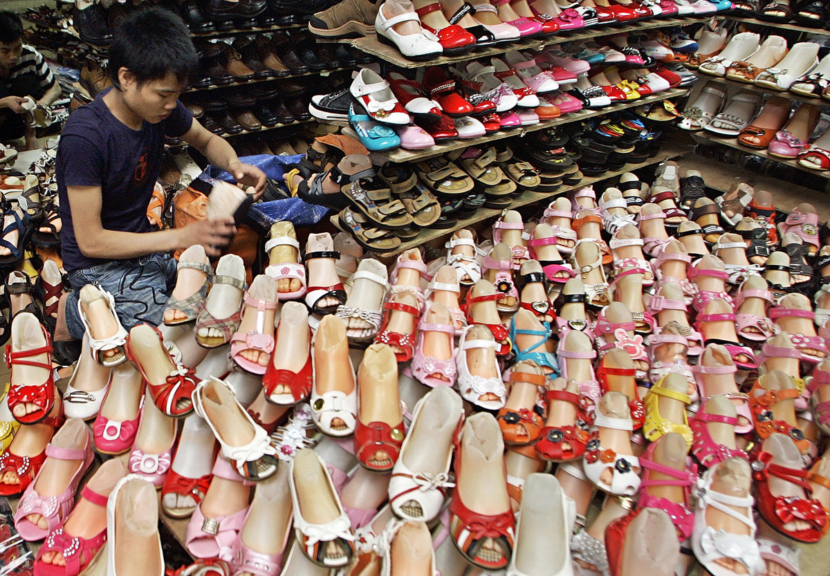 Cửa hàng giày đầy màu sắc được bán ở chợ Đồng Xuân ở Hà Nội, Việt Nam. Ảnh chụp 9/7/2009. (Chitose Suzuki / AP)