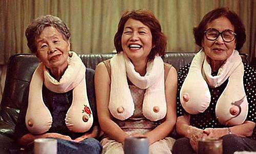  	Khăn bầu ngực trở thành hot trend của nhiều quý bà Nhật Bản.