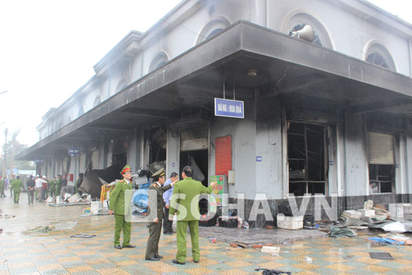 Các cơ quan công an tỉnh Hưng Yên đã có mặt từ đêm qua và trong suốt sáng nay để cứu cháy đồng thời kiểm tra hiện trường để điều tra nguyên nhân cháy.