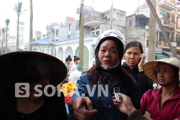 Chị Hương, một tiểu thương đang kinh doanh trong chợ quê ở Trương Xá (Kim Động, Hưng Yên) khóc nức nở vì gian hàng trị giá hàng trăm triệu của mình đã bốc theo làn khói đen...