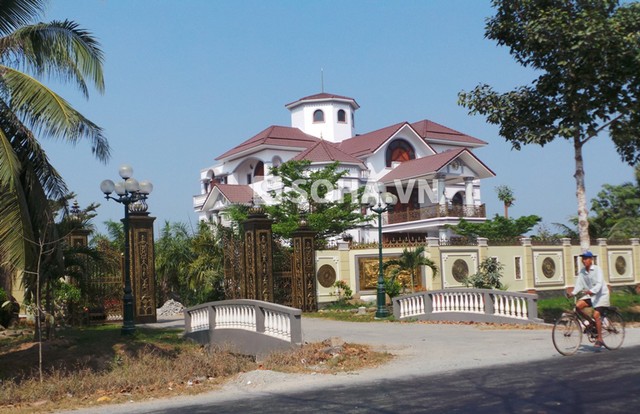 Căn biệt thự của ông Truyền được xây dựng trên diện tích hàng ngàn m2 tại xã Sơn Đông, TP Bến Tre, tỉnh Bến Tre