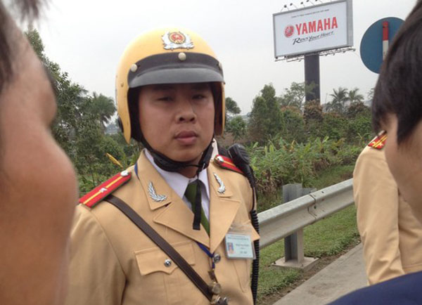 Thiều úy Nguyễn Thanh Sơn tại hiện trường vụ việc.