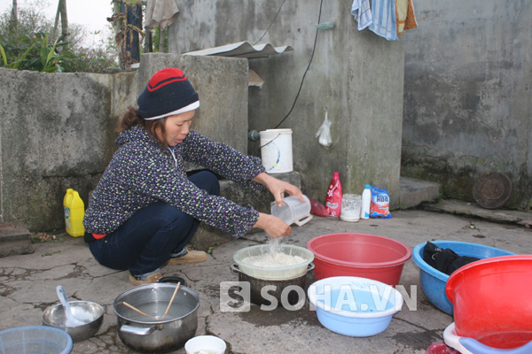 Bà Thương chuẩn bị cho bữa cơm tối của gia đình.