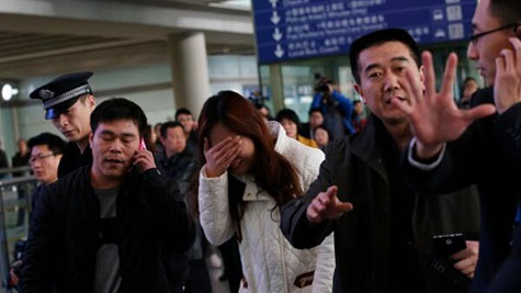 Thân nhân của hành khách trên chiếc máy bay bật khóc tại sân bay Bắc Kinh.