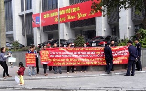 
	Nhóm khách hàng tập trung trước trụ sở Tập đoàn Dầu khí Việt Nam để đòi quyền lợi cho mình.