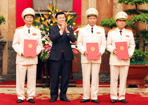 Thượng tướng Phạm Quý Ngọ (ngoài cùng, bên trái) trong lễ nhận quyết định phong hàm Thượng tướng do Chủ tịch nước Trương Tấn Sang trao được tổ chức tại Phủ chủ tịch.