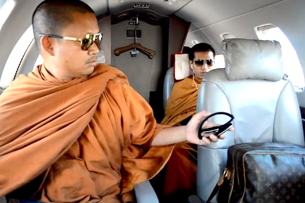 Nhà sư Thra Wirapol đi máy bay riêng dùng đồ hiệu.