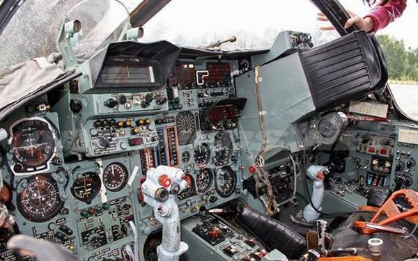 Buồng lái của máy bay cường kích Su-24M. Hệ thống điện tử theo công nghệ analog vẫn là chủ đạo của dòng máy bay này.