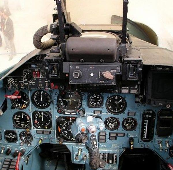 Buồng lái tiêm kích Su-33 hoạt động trên tàu sân bay vẫn sử dụng hệ thống điện tử hàng không theo công nghệ analog.